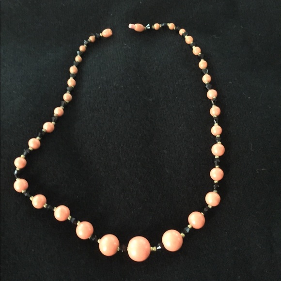 Vintage coral and jet bead necklace. - Picture 6 of 8